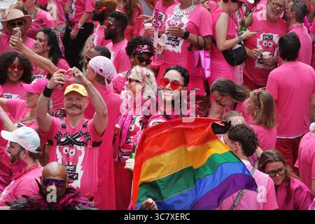 Amsterdam, pays-Bas. 02 août 2025. AMSTERDAM, PAYS-BAS - 2 AOÛT : fêtards on the Boat célèbre la Parade LGBTQIA sur le canal Prinsengracht avec le thème de cette année 'AMOUR' le 2 août 2025 à Amsterdam, pays-Bas. Des milliers de personnes du monde entier assistent à la fierté LGBTQIA annuelle et à la parade du canal où 80 bateaux avec des fêtards en costumes de fantaisie défilent dans la capitale néerlandaise du canal Prinsengracht à la rivière Amstel. (Paulo Amorim /Sipa USA) crédit : Sipa USA/Alamy Live News Banque D'Images
