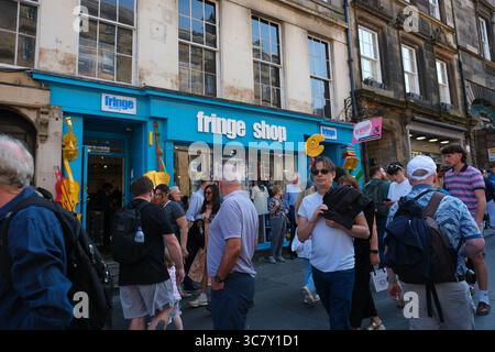 Édimbourg, Royaume-Uni. 2 août 2025. Les foules et les artistes se rassemblent lors du premier week-end du Edinburgh Festival Fringe 2025, l’un des plus grands festivals artistiques au monde. Crédit : Joshua Bendall/Alamy Live News Banque D'Images