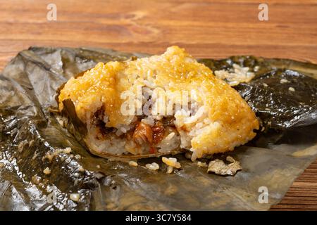Cuisine traditionnelle cantonaise ouverte nommée riz collant enveloppé de feuilles de lotus Banque D'Images