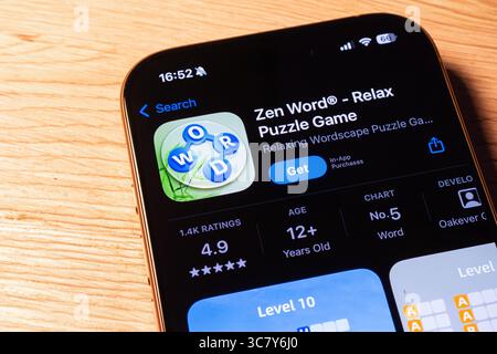 Ostrava, Tchéquie - 26 février 2025 : App Store avec l'application mobile Zen Word Relax Puzzle Game à installer sur un appareil iOS Banque D'Images