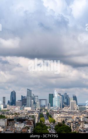 Vue aérienne lointaine des immeubles de bureaux modernes et des tours du quartier d'affaires de Paris-la Défense. Ciel nuageux. Espace négatif Banque D'Images