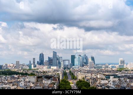 Vue aérienne lointaine des immeubles de bureaux modernes et des tours du quartier d'affaires de Paris-la Défense. Ciel nuageux. Espace négatif Banque D'Images