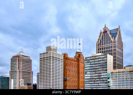 Vue des bureaux de gratte-ciel dans le quartier financier de Detroit depuis le Hart Plaza Detroit, Michigan, États-Unis. Banque D'Images