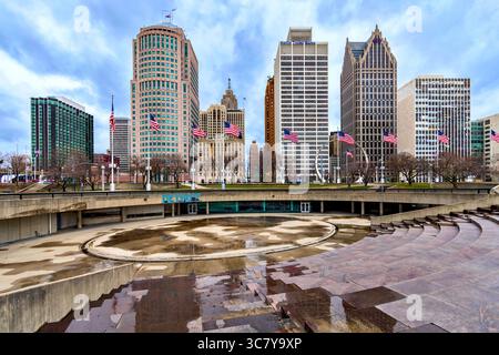 Vue des bureaux de gratte-ciel dans le quartier financier de Detroit depuis le Hart Plaza Detroit, Michigan, États-Unis. Banque D'Images