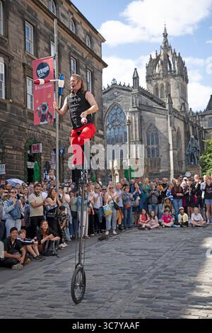 Edinburgh Festival Fringe, Édimbourg Écosse, Royaume-Uni. 2 août 2025. Premier samedi sur Royal Mile. Photo : Mullet Man joue sur le terrain de High Street. Crédit : Arch White/Alamy Live News. Banque D'Images