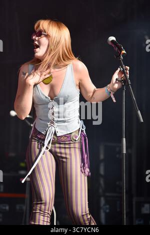 Lulworth, Dorset, Royaume-Uni. 2 août 2025. UK Eurovision 2025 entrée « Remember Monday » sur la scène principale du château au Camp Bestival dans le Dorset. Sam. 2 août 2025. Credit : Graham Tarrant/Alamy Live News Banque D'Images
