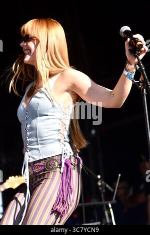 Lulworth, Dorset, Royaume-Uni. 2 août 2025. UK Eurovision 2025 entrée « Remember Monday » sur la scène principale du château au Camp Bestival dans le Dorset. Sam. 2 août 2025. Credit : Graham Tarrant/Alamy Live News Banque D'Images