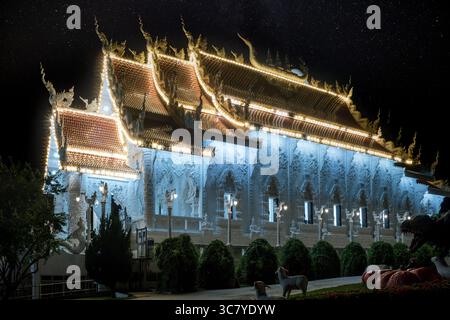 Vue nocturne illuminée du temple Ubosot au complexe Wat Huay Pla Kang près de Chiang Rai, Thaïlande Banque D'Images