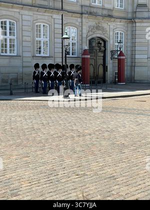 Relève de la garde au palais d'Amalienborg à Copenhague, Danemark. Banque D'Images