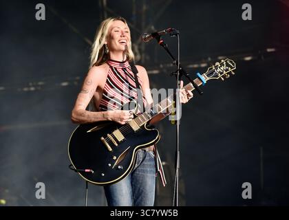 Lulworth, Dorset, Royaume-Uni. 2 août 2025. Nieve Ella sur la scène principale au Camp Bestival, Lulworth. Samedi 2 août 2025. Credit : Graham Tarrant/Alamy Live News Banque D'Images
