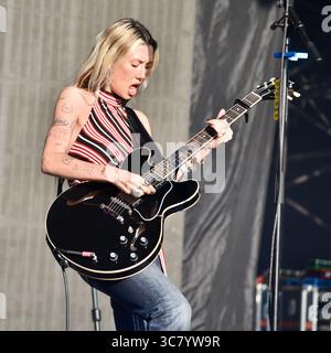 Lulworth, Dorset, Royaume-Uni. 2 août 2025. Nieve Ella sur la scène principale au Camp Bestival, Lulworth. Samedi 2 août 2025. Credit : Graham Tarrant/Alamy Live News Banque D'Images