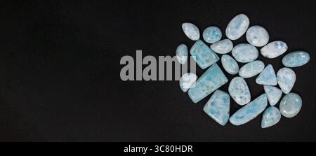 Pierre précieuse naturelle de larimar avec des motifs inspirés de l'océan, bannière avec espace de copie. Minéral unique reflétant la tranquillité et la beauté tropicale Banque D'Images