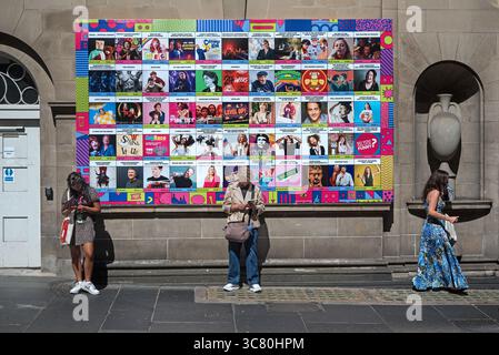 Affiches de frange des expositions publicitaires au Gilded Balloon Patter Hoose sur Chambers Street, Édimbourg, Écosse, Royaume-Uni. Banque D'Images
