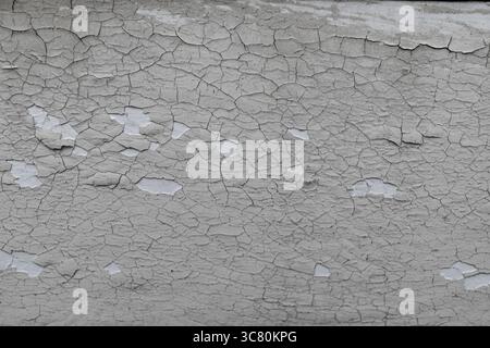 Gros plan de la texture de la surface du mur en béton détérioré et fissuré Banque D'Images