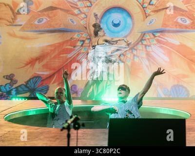 Lulworth, Dorset, Royaume-Uni. 2 août 2025. Sous-sol Jaxx en tête d'affiche jour 2 au Camp Bestival Lulworth Castle dans le Dorset. Crédit Ian Knight/Alamy Live News Banque D'Images