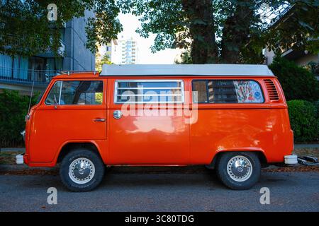 Une fourgonnette Volkswagen Westfalia vintage des années 1970 à Vancouver, en Colombie-Britannique. Banque D'Images