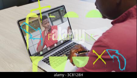 Écriture homme senior prenant des notes au bureau, avec ordinateur portable, bloc-notes, stylo et graphiques DE VENTE FLASH Banque D'Images