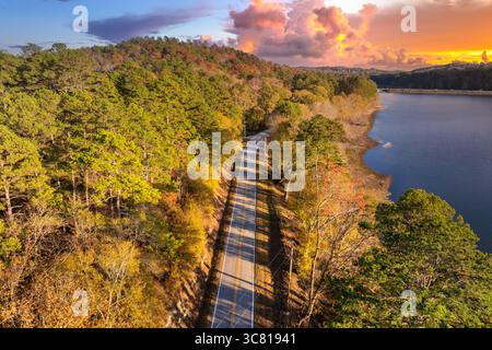 Road trip en automne à travers la forêt des Appalaches dans le Tennessee. Voiture conduisant sur une route sinueuse sous la canopée colorée d'automne Banque D'Images