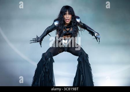 Brighton , Royaume-Uni. Samedi 2 août 2025 Loreen sur scène à Brighton Pride 2025 : in Preston Park Credit : Tin!y/Alamy Live News Banque D'Images