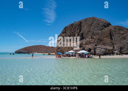 Un groupe de canopées pour l'ombre à Playa Balandra. La plage est considérée comme l'une des plus belles du monde et il n'y a pas de commodités à elle. Banque D'Images