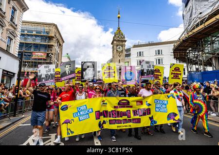 Brighton, East Sussex, Royaume-Uni. 2 août 2025. Brighton Pride 2025 a vu des dizaines de milliers de personnes se rassembler dans la ville balnéaire de Brighton, dans l'est du Sussex, pour le défilé annuel de la fierté LGBTQ+ et le festival. L'événement, qui s'est tenu le samedi 2 août 2025, a présenté des costumes vibrants, des chars communautaires, musique live et messages politiques en faveur des droits LGBTQ+ et de l’égalité. Le parcours du défilé traversait le centre-ville et se termina par des célébrations au parc Preston. La Brighton Pride est l’un des plus grands événements de la Pride au Royaume-Uni et continue d’attirer l’attention nationale et internationale. Crédit : Sussex News/Alamy Liv Banque D'Images