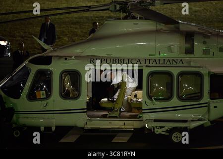 Rome, Italie. 03 août 2025. **NON LIBRI** Italie, Rome, Vatican, 2025/8/2.le Pape Léon XIV lors d'une veillée de prière pour le Jubilé de la Jeunesse, à Tor Vergata, à Rome, Italie, . Des milliers de jeunes catholiques se sont réunis pour une veillée de prière du soir dirigée par le pontife le 2 août, point culminant d'un pèlerinage d'une semaine et événement clé de l'année sainte jubilaire photographie par ALESSIA GIULIANI / Catholic Press photo Credit : Independent photo Agency / Alamy Live News Banque D'Images