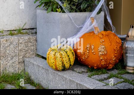Halloween décoré café extérieur ou terrasse de restaurant en Amérique ou en Europe avec des citrouilles attributs traditionnels d'Halloween. Décoration de la cour pour la fête. Banque D'Images