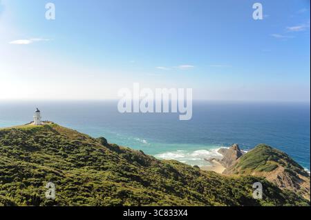 Phare de Cape Reinga surplombant Spirits Bay dans le Northland en Nouvelle-Zélande. Banque D'Images