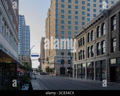 Vue au niveau de la rue des bâtiments historiques et modernes le long de Houston Street dans le centre-ville de San Antonio, Texas, mettant en valeur la diversité architecturale de la ville. Banque D'Images