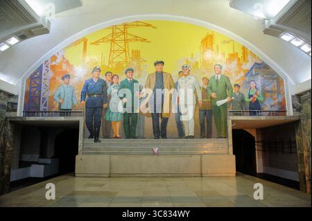 Une grande murale représentant Kim il-Sung avec des travailleurs à l'intérieur de la station de métro Puhung à Pyongyang, en Corée du Nord. Banque D'Images