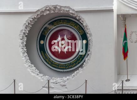 Drapeau et emblème maldiviens affichés fièrement Banque D'Images