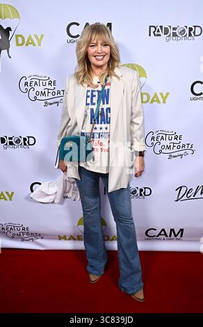 Los Angeles, États-Unis. 02 août 2025. Melissa Peterman arrivant à Paws for Comedy : un spectacle de comédie caritatif au profit de MaeDay Rescue qui s'est tenu à Creature Comforts taproom and Brewery le 2 août 2025 à Los Angeles, CA. © Starbuck/ Credit : AFF/Alamy Live News Banque D'Images