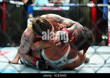 Las Vegas, États-Unis. 2 août 2025, Las Vegas, NV, Las Vegas, NV, États-Unis : Karol Rosa et Nora Cornolle se rencontrent dans l'octogone pour un combat de 3 tours à l'UFC Apex pour UFC Fight Night - Taira vs Park le 2 août 2025 à Las Vegas, NV, États-Unis. (Photo de Louis Grasse/PxImages) (crédit image : © Louis Grasse/PX Imagens via ZUMA Press Wire) USAGE ÉDITORIAL SEULEMENT ! Non destiné à UN USAGE commercial ! Crédit : ZUMA Press, Inc/Alamy Live News Banque D'Images