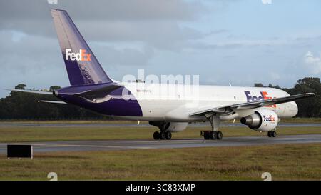 FedEx Boeing 757 cargo circulant sur une piste avec ciel couvert. Banque D'Images