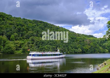 Excursion en bateau sur le Rursee, excursion en bateau Rursee, barrage de Rur, réservoir de Rur, Einruhr, Eifel du Nord, Eifel, Rhénanie du Nord-Westphalie, Allemagne Banque D'Images