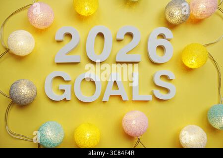 2026 objectifs résolution du nouvel an avec des boules de coton LED sur fond jaune Banque D'Images