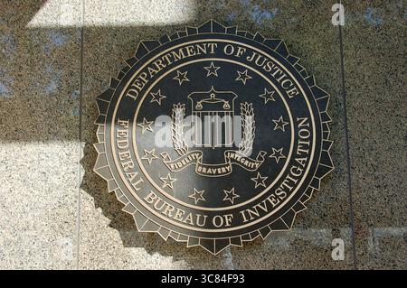 Sceau en bronze du FBI, ministère de la Justice, portant la devise « fidélité, bravoure, intégrité », monté sur un mur de granit au siège Banque D'Images
