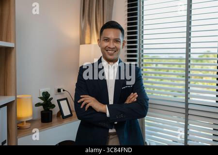 portrait d'homme d'affaires prospère regardant la caméra et souriant à l'intérieur du bureau moderne, souriant chef d'entreprise confiant regardant la caméra, heureux milieu Banque D'Images