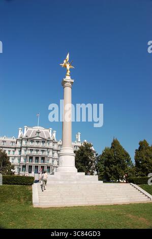 Statue dorée au sommet d'une haute colonne avec le bâtiment du bureau exécutif Eisenhower en arrière-plan sous un ciel bleu clair à Washington, D.C. Banque D'Images