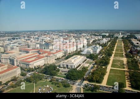 Vue aérienne de Washington, DC, avec le National Mall, les monuments historiques, les musées et les bâtiments gouvernementaux sous un ciel bleu clair Banque D'Images