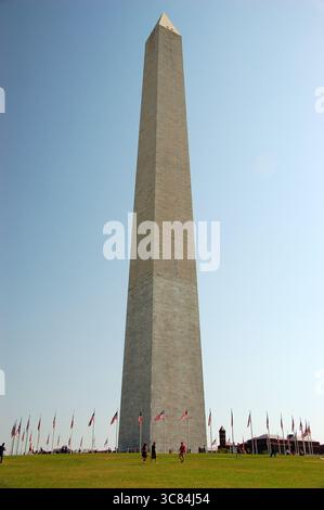 Le Washington Monument, un obélisque de marbre emblématique sur le National Mall à Washington, DC, honorant George Washington, entouré de drapeaux américains Banque D'Images