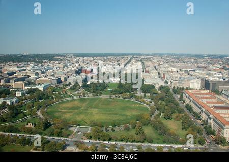 Vue aérienne de l'Ellipse et des bâtiments gouvernementaux environnants à Washington DC par temps clair, mettant en valeur l'aménagement de la ville Banque D'Images