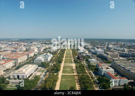 Vue aérienne de Washington, DC, avec le National Mall, les monuments historiques, les musées et les bâtiments gouvernementaux sous un ciel bleu clair Banque D'Images