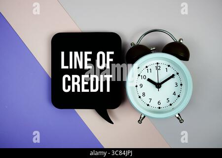 Texte de ligne de crédit sur la bulle de discours vue de dessus sur fond géométrique violet Banque D'Images