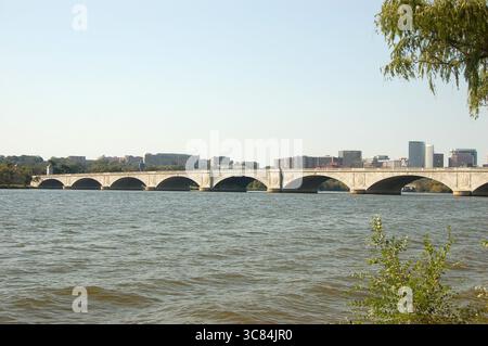Pont historique Arlington Memorial enjambant le fleuve Potomac à Washington D.C. reliant le Lincoln Memorial au cimetière national d'Arlington Banque D'Images