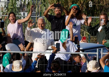 Rome, Italie. 3 août 2025. Le Pape Léon XIV salue les fidèles à son arrivée pour célébrer une messe pour le Jubilé de la Jeunesse à Tor Vergata. Crédit : Riccardo de Luca - Actualiser les images/Alamy Live News Banque D'Images