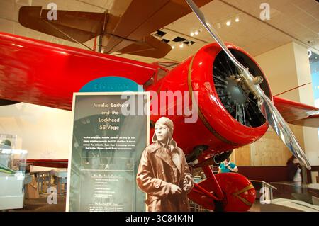 Exposition de l'emblématique avion rouge Lockheed 5B Vega d'Amelia Earhart au Musée national de l'Air et de l'espace Smithsonian, honorant l'histoire de l'aviation Banque D'Images