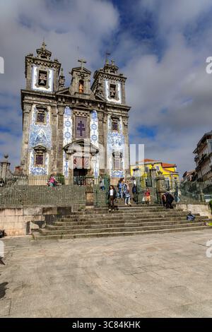 Igreja Paroquial de Santo Ildefonso, église avec une façade décorée d'azulejos peints à Porto, Portugal. Banque D'Images