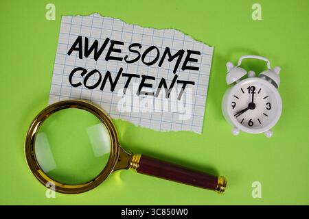 Awesome Content texte écrit sur papier avec loupe et réveil Banque D'Images