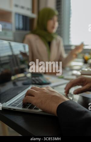 groupe d'hommes d'affaires discutent dans un bureau. les hommes d'affaires de culture différente se réunissent pour fabriquer des produits qui sont appropriés et religieusement c Banque D'Images